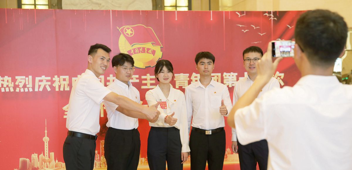 年輕的朋友來(lái)相會(huì)_副本.jpg